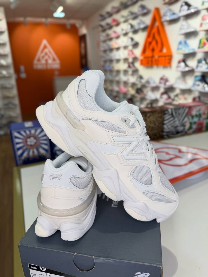 New Balance 9060 Triple White beige